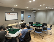 JOY麻雀教室では「賭けない・飲まない・吸わない」の健康麻雀の精神を遵守し、麻雀経験豊富な専門知識を持った講師が丁寧に指導にあたります。